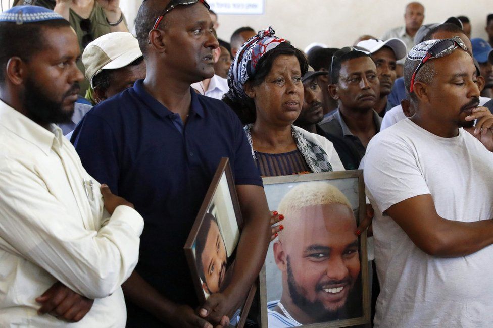 Clashes as Ethiopian Israelis protest over police shooting - BBC News
